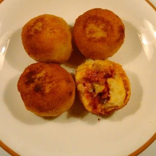 Tajadas con queso y huevo frito
