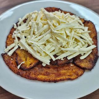 Tajadas con queso y huevo frito