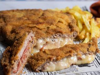 Cachopo de cerdo con jamón serrano queso gouda huevos frito y patatas