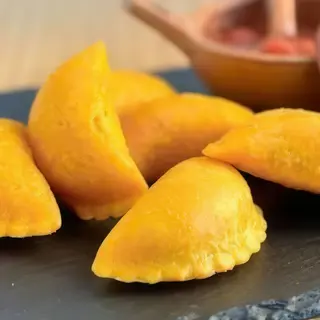 Mini empanadas de carne y queso