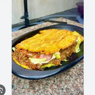 Patacón con carne y queso