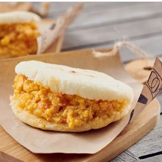 Arepa con huevos revueltos