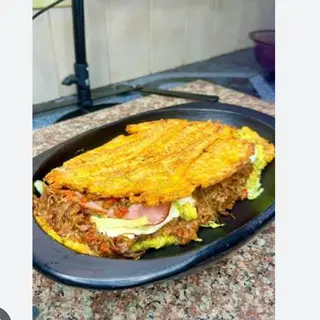 Patacón con pollo