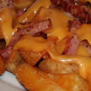 Patatas gajo mozzarella y bacón