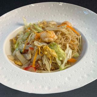 Fideos finos fritos con mariscos