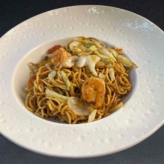 Tallarines fritos con mariscos