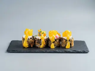 345 - Maki frito mango (salmon) 8PZ