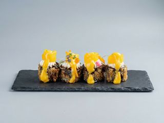 345 - Maki frito mango (salmon) 8PZ