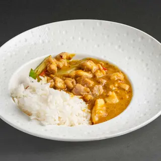 POLLO SALSA CURRY CON ARROZ BLANCO