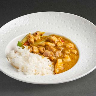 POLLO SALSA CURRY CON ARROZ BLANCO