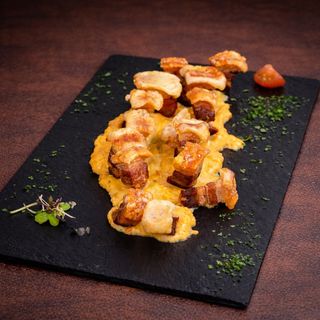 Torreznos de Soria crujientes con patata revolcona