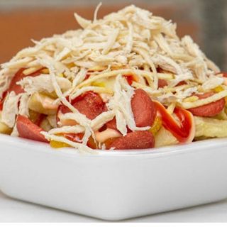 Salchipapa colombiana