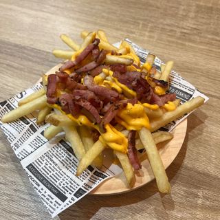 Patatas Con Salsa Cheddar Y Bacón