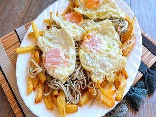 Huevos Rotos con Gambas Y Gulas