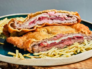 Jamon Serrano , Queso De Cabra , Cebolla Caramelizada