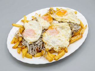 Huevos Rotos con Gambas Y Gulas