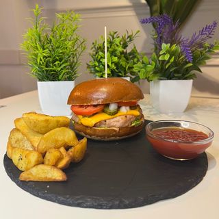 Hamburguesa de pollo con patatas y kétchup
