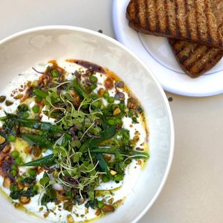 Huevos Turcos Con Hierbas Y Verdes