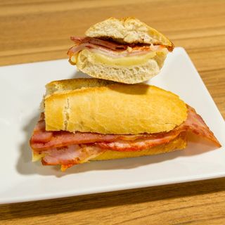 Bocadillo Lomo Bacon Queso