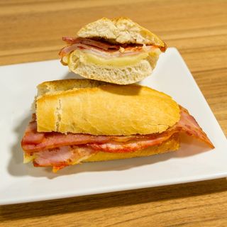 Bocadillo Lomo Queso