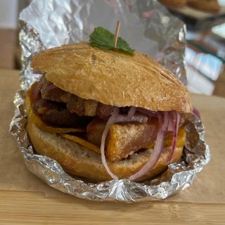 PAN CON CHICHARRON + INKA KOLA