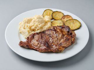 Abanico ibérico con puré de patatas y maiz