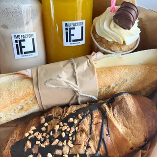 DESAYUNO COMPLETO + CUPCAKE CON VELA
