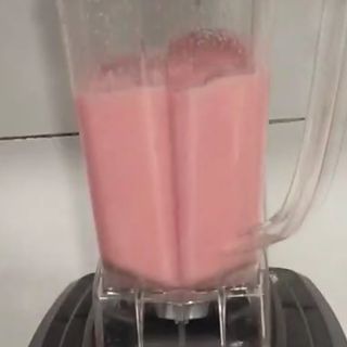 Jugo de Mora. Jugo de fruta natural con opción a elegir en leche o en agua.