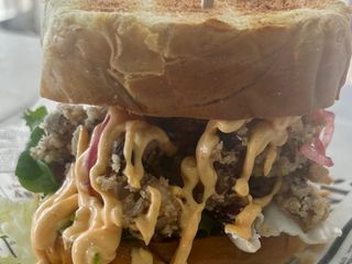 Pan brioche con Puntillitas , cebolla encurtida , salsa siracha