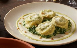 Ravioli Rellenos De Pollo Braseado, Espinacas Y Chalota