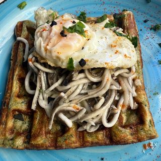 Gofre Con Gulas Y Huevo De Codorniz