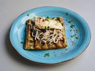 Gofre Con Gulas Y Huevo De Codorniz