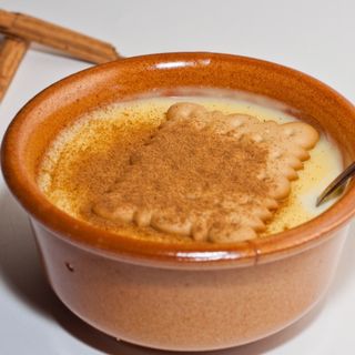 Natilla casera de vainilla con galleta