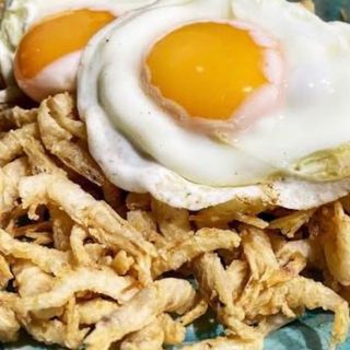 Huevos rotos con gamba cristal