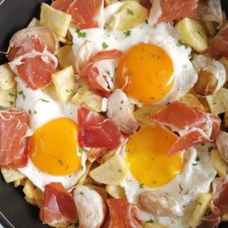 Huevos rotos con jamón ibérico