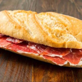 Bocata de jamón ibérico con tomate