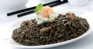 Arroz negro con gambas