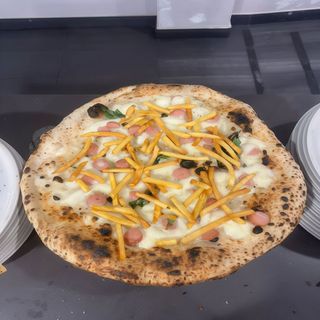 Pizza wrustel e patatine (30 x 30 cm.)