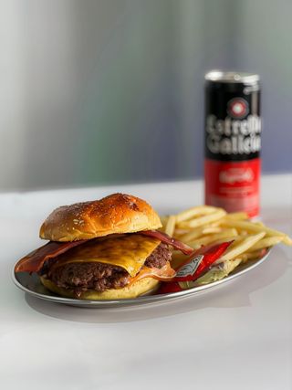 Burger clásica con patatas y bebida