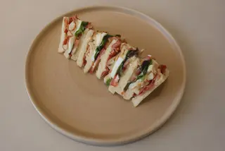 Sándwich shredded chicken club