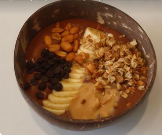 Bowl de proteína de chocolate y plátano