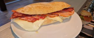 Bocadillo de lomo con bacon y queso