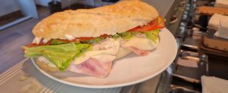 Bocadillo de bonito encebollado y alegrías