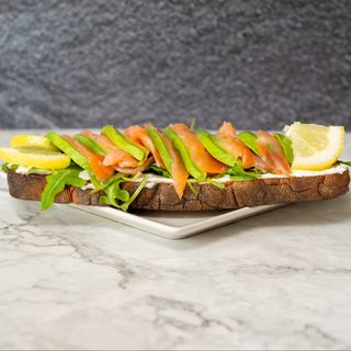 Tostada Salmón Aguacate 