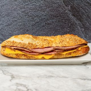 Bocadillo De Pastrami Y Chédar 