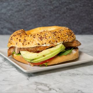 Bagel De Salmón Y Aguacate
