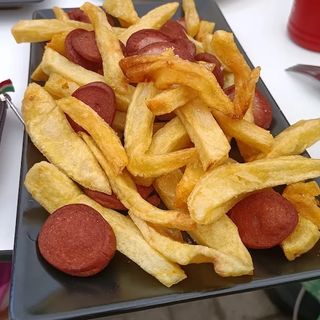 Salchichas Con Patata Y 2 Salsas