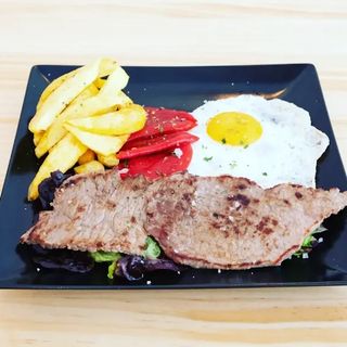 Plato De Filete De Ternera + Huevos + Patata + Pimiento Piquillo