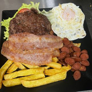 Plato De Hamburguesa + Bacon + Salchichas + Patata + Huevo