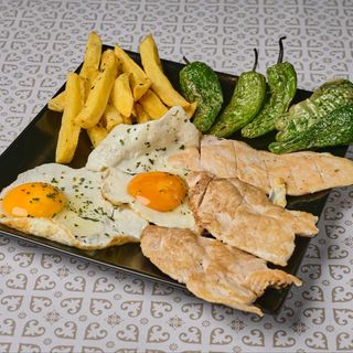 Plato De Pechuga De Pollo + Huevos + Pimiento Verde + Patata